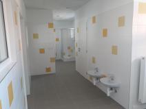 MŠ Květnice - žlutá koupelna